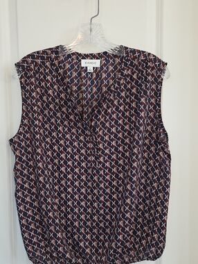 Evereve Sleeveless V-Neck Geometric Print Top in Burgundy and White
